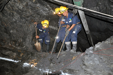 Danh sách đồ bảo hộ lao động cho ngành khai thác trong hầm lò
